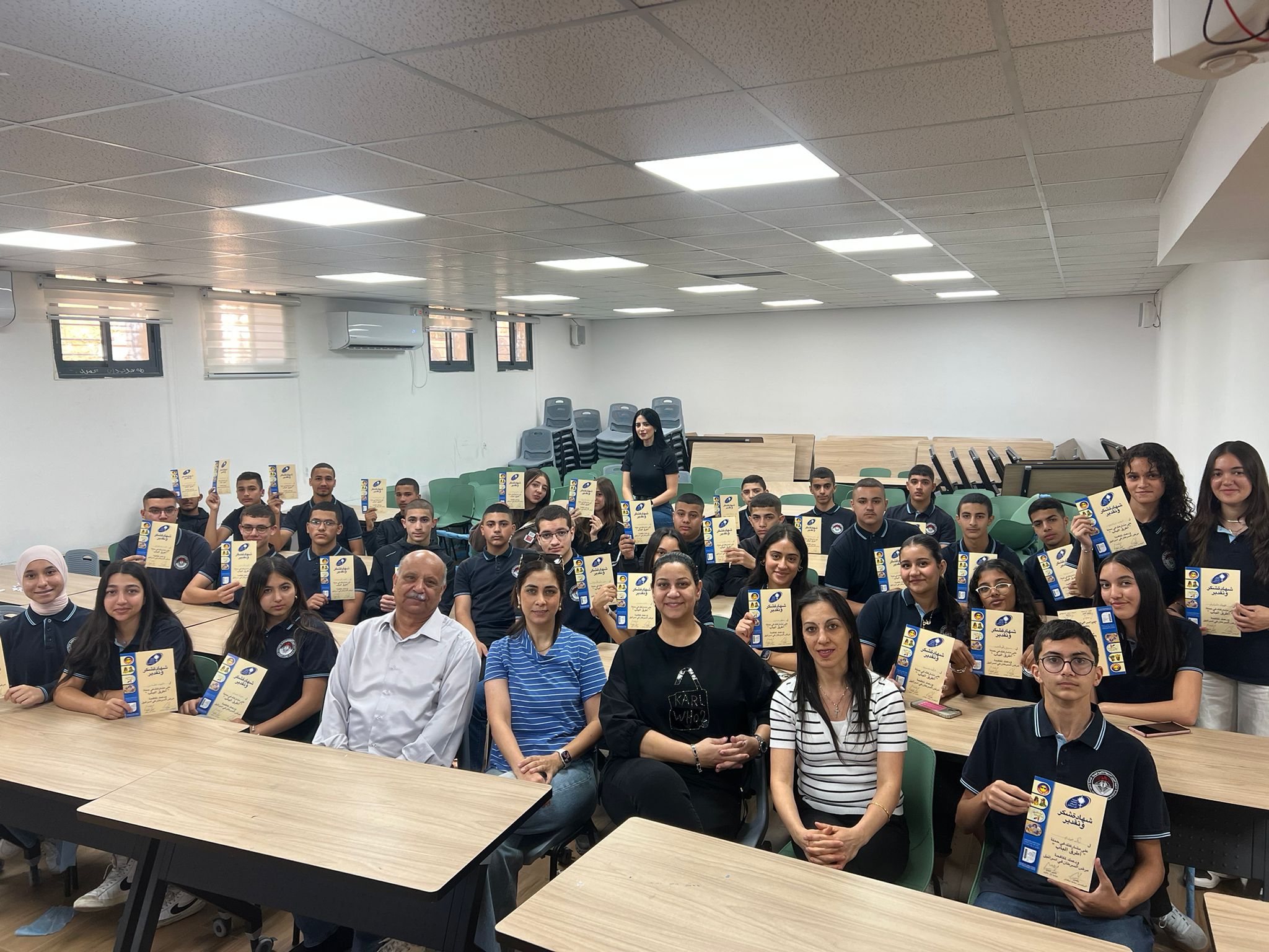 تكريم طلاب الصفوف العاشرة لمساهمتهم المتميزة في حملة "أُطرق الباب"