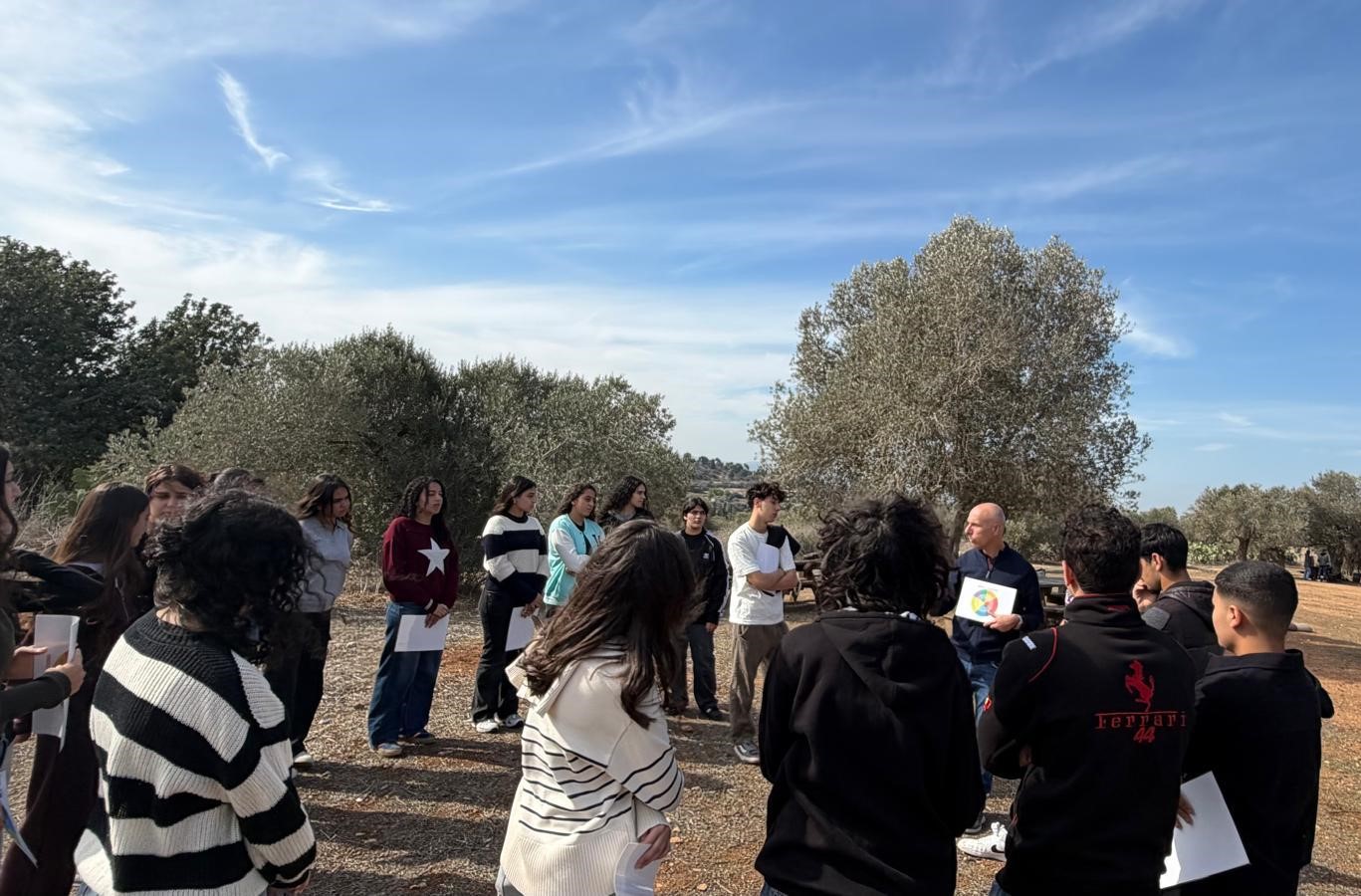 طلاب صفوف الموهوبين يطورون مهارات القيادة والانتماء في برنامج تربوي داخل منتزه قرية صفورية المهجَّرة