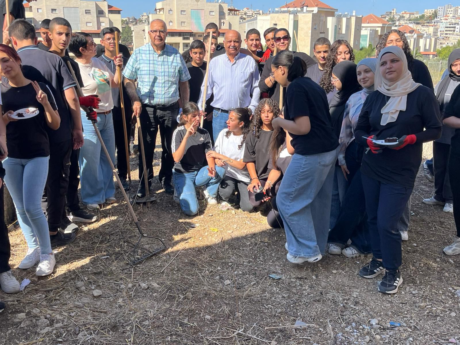 بروح المسؤولية والانتماء - مبادرة تطوعية لطلاب المدرسة للحفاظ على البيئة المدرسية