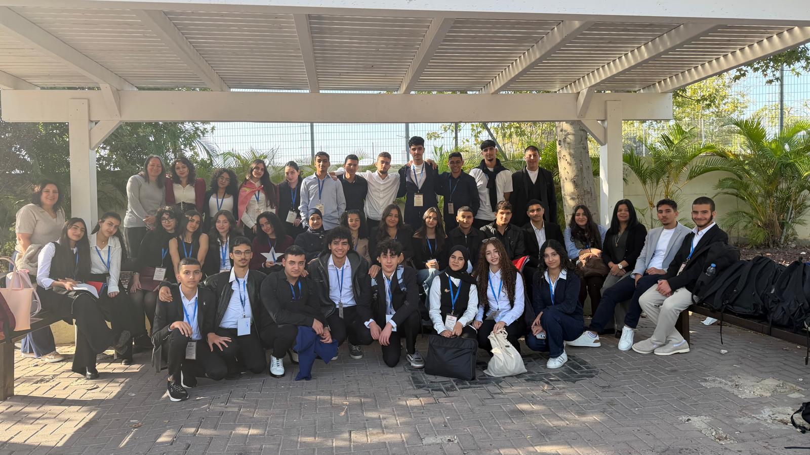 طلاب صفوف الموهوبين يتألقون في مؤتمر نموذج الأمم المتحدة (MUN)