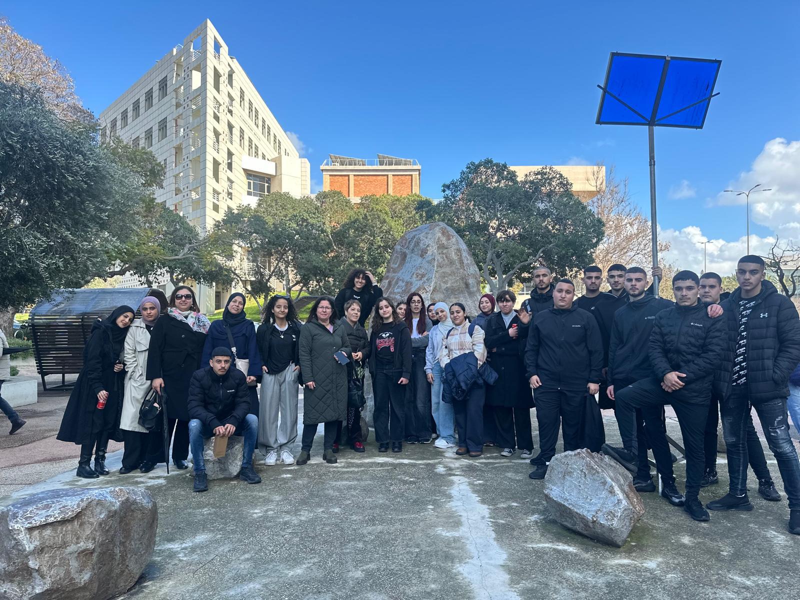 زيارة علميّة مميّزة لطلاب البيولوجيا إلى جامعة تل أبيب ضمن كورس "الفيروسات وكيف نتغلّب عليها"