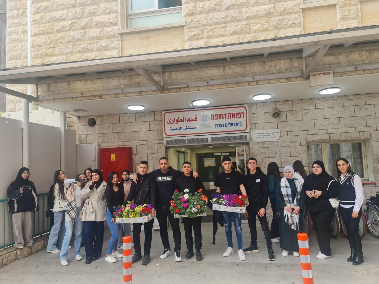 لمسة إنسانية من طلاب الصف العاشر "ب" في مستشفى الناصرة ضمن برنامج التربية الصحية والتداخل الاجتماعي