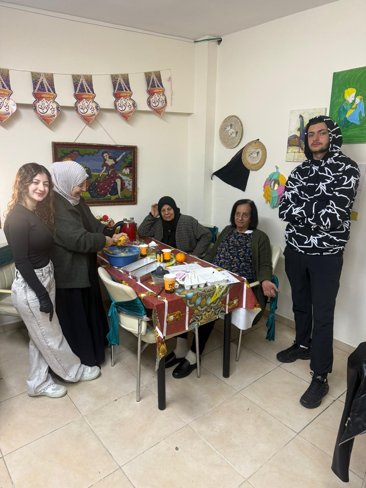 طلاب الثاني عشر "أ٢" ينشرون الفرح في مركز المسنين بالناصرة