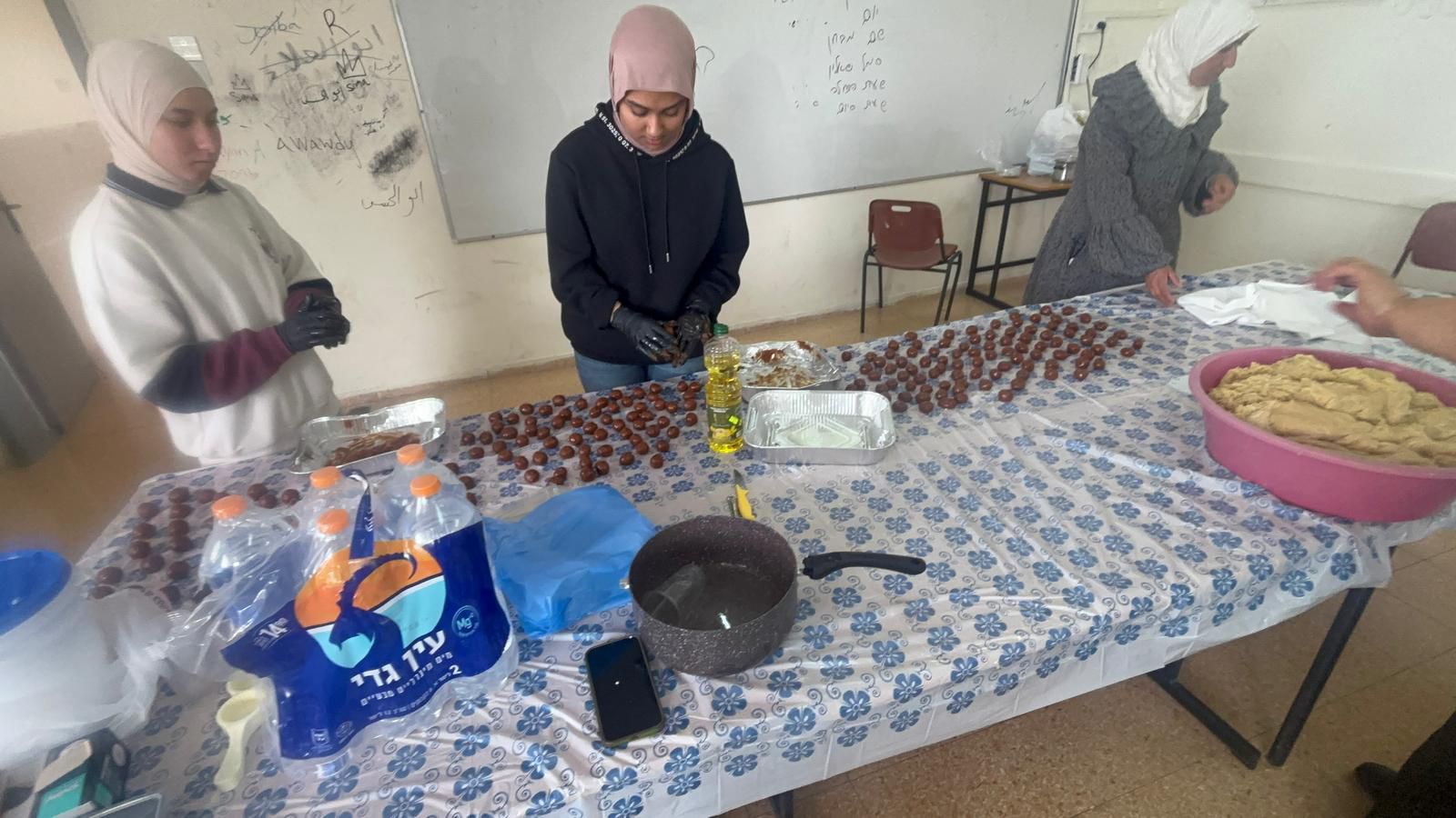 طلاب الثاني عشر (أ1) ينشرون فرحة العيد بمبادرة إنسانية مميزة